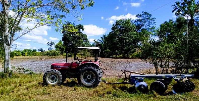 Camacã: Prefeitura chega a 25 agricultores beneficiados na aração de terras


